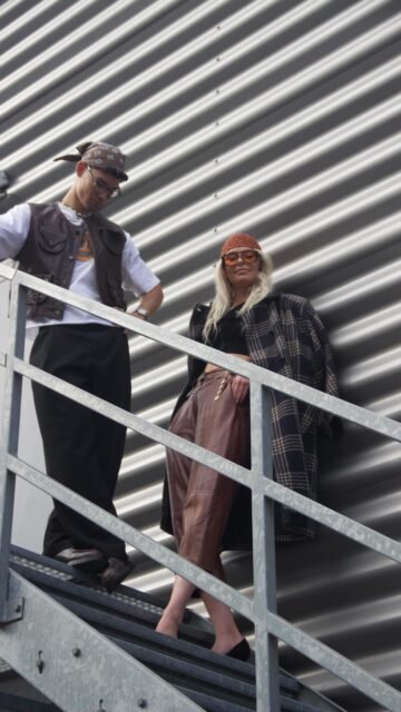 🍂 L’automne s’installe doucement… et la nouvelle collection aussi 🤎
Shootée vendredi dernier, entre vestes vintage et blousons parfaits pour la saison 🍁
Des pièces pour elle & pour lui — disponibles dès mardi à 18h, en boutique et sur lisoustreetvintage.ch ✨

📍 AVENUE DE BÉTHUSY 38B — LAUSANNE

🕓 Mercredi 14h–19h
📅 Jeudi sur rendez-vous
🕓 Vendredi 14h–19h
🕕 Samedi 11h–18h

💄 @anaismakeup 💋
📸 @lizzy.visuals 🫶
💍 @tutti_belt 
#newdrop #vintagefashion #automne2025 #streetvintage #lausannevintage #unisexstyle #vintagelook #fallvibes #ootd #vintagestore #lisoustreetvintage