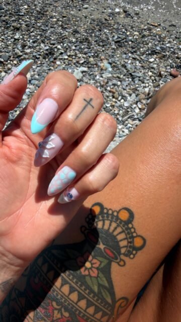 Quand ta pote est la meilleure nail artist de la région… 🩵✨
On est parties sur un thème bord de mer : bleu Tiffany, blanc, coquillages, perles et petits détails en relief… Je suis complètement fan du résultat. 🐚🌊☀️