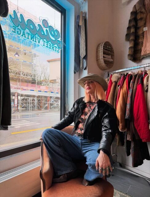 OUTFIT. DE. DINGUE. 🤠🔥

Jean taille basse loose, attitude 90’s.
Top en dentelle fleurie ultra sexy.
Santiags affûtées.
Veste en cuir 80’s.
Chapeau western.

Ça sent le downtown New York, les rues de SoHo, les filles qui marchent vite et qui savent exactement ce qu’elles font 🇺🇸

Un look qui mélange cowgirl et city girl.
Romantique mais pas sage.
Vintage mais pas costume.

C’est pour ça que j’adore le vintage :
tu prends des époques, tu casses les règles, tu crées ton propre délire. 🖤

📍 Avenue de Béthusy 38B, Lausanne
🕒 Mardi–vendredi 13h–19h
🕚 Samedi 11h–18h

#lisoustreetvintage #vintageaddict #vintageleather #80sfashion #90sstyle lowrisejeans cowgirlvibes newyorkstyle sohovibes downtownnyc americanvintage statementlook secondemain lausanne shoplocal 🤠🔥🖤