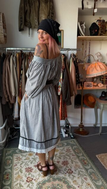 what’s your best therapy? 💫

moi c’est simple
danser 💃
et le vintage ✨

c’est ce qui me vide la tête
ce qui me reconnecte
et ce qui me fait me sentir vraiment bien

chiner, créer des looks, bouger sur de la musique
c’est ma façon à moi de respirer

et toi, c’est quoi ta meilleure therapy ? 🤍

danse, vintage, mode seconde main, dopamine dressing, outfit inspo, se sentir bien, lâcher prise, Lausanne

Lisou Street Vintage 🖤
Avenue de Béthusy 38B, Lausanne 📍

mercredi – vendredi ⏰ 14h–19h
samedi ⏰ 9h-16h