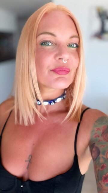 Bye bye le rose, bonjour le pêche. 🍓➡️🍑

Petit changement de tête, juste ce qu’il me fallait. 🍑✨
Parfois, une nouvelle couleur suffit à redonner un peu d’énergie. Maintenant, direction Zurich pour profiter de la Street Parade avec les copains. 💃🧡