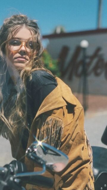 15 jours.
Seulement 15 jours… et déjà l’impression que tout a changé ✨

Depuis que j’ai arrêté mon travail de nuit, je redécouvre le sommeil, l’énergie, la joie de vivre…
La joie de chiner, de créer, d’imaginer… et surtout de tout donner pour vous 💛

Merci d’être là depuis le début.
Merci de croire en moi, de me soutenir, de faire vivre cette aventure un peu folle mais tellement belle 🫶
Je me sens exactement là où je dois être… et je suis infiniment reconnaissante de pouvoir vivre ça ✨

Et puis il y a elles… mes amies.
Parce que je ne suis rien sans elles 🤍

📍 Lisou Street Vintage
Avenue de Béthusy 38B, Lausanne

🕰 Nouveaux horaires
Mardi – vendredi : 13h – 19h
Samedi : 11h – 18h

#lisoustreetvintage #vintageaddict #secondemain #lausanne #entrepreneuse