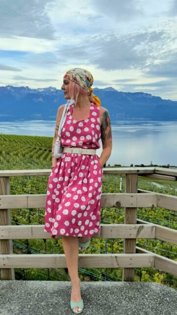 Pas une ligne droite… mais mille vies en une 💫

De vendeuse à 17 ans à entrepreneuse aujourd’hui, j’ai tout fait :
le retail, les saisons, les bars, la restauration…
j’ai même tout quitté à un moment.

Et puis j’ai recommencé. Encore. Autrement.

Chaque étape m’a construite, même celles qui ne ressemblaient à rien sur le moment 🤍
Aujourd’hui je fais ce que j’aime, à ma manière — et ça n’a pas de prix.

Si t’es en plein doute, en transition, ou en train de repartir de zéro :
t’es exactement là où tu dois être ✨

Lisou 💋

📍 Lisou Street Vintage
Avenue de Béthusy 38B, Lausanne
🕒 Demain 12h–17h

#entrepreneuse #parcoursdevie #vintagebusiness #slowfashion #secondemain lausanne vintagestyle womeninbusiness motivationquotidienne