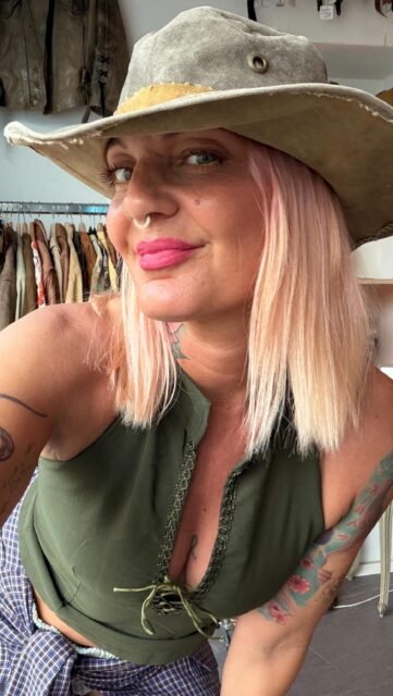 Dis-moi que je ne suis pas la seule ☀️😭

Dès qu’il y a deux rayons de soleil, j’ai envie de sortir les robes, les jupes, les tops, les lunettes, les sandales… TOUT en même temps.

Genre t’as attendu des mois et là ton cerveau fait :
“vas-y j’ai envie de TOUT porter 😂

Dis-moi en commentaire :
t’es team look simple ou team 15 pièces dès qu’il fait beau ? 👀🔥

📍 Lisou Street Vintage
Avenue de Béthusy 38B, Lausanne

🕒 Horaires
Mardi–vendredi 13h–19h
Samedi 11h–18h

#vintagestyle #lookdujour #outfitinspo #vintagefashion #springmood