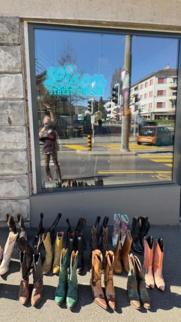 ✨ Êtes-vous prêtes ? 👢🤠

Comme certaines le savent, cela fait plusieurs mois que je travaille sur une collection un peu particulière… une collection très personnelle, hors du commun.

Je me suis vraiment beaucoup investie pour la créer. Elle est un peu sacrée pour moi, parce que j’y ai mis énormément de temps, d’énergie et de cœur. 🤍✨

Ces prochains jours, vous allez commencer à découvrir quelques pièces… juste un aperçu de ce qui arrive. 👀

Ce drop sera exclusivement disponible sur le site internet, car ce sont des pièces uniques que vous ne retrouverez nulle part ailleurs. 🤎

Je vous dévoile très bientôt la date de sortie du drop. ⏳✨

Et vous…
Est-ce que certaines ont déjà deviné le thème ? 🤠
Dites-le moi en commentaire 👇

🤠👢🌵✨

Lisou Street Vintage

📍 Avenue de Béthusy 38B, Lausanne

Horaires (dès le 11 février) :
Mardi – Vendredi : 13h – 19h
Samedi : 11h – 18h

#lisoustreetvintage #vintagestyle #vintagefashion #vintageshop #uniquepieces vintagelovers comingsoon vintagecollection vintageaddict 🤠👢🌵