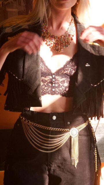 ✨ L’authenticité, ça ne se copie pas.

Choisir du vintage, ce n’est pas juste une question de style.
C’est faire le choix d’être vraiment soi.

Ici, chaque pièce a son histoire, son caractère, son énergie.
Et surtout : elle n’existe qu’en un seul exemplaire.

Pas de doublon.
Pas de “vu et revu”.
Juste toi, dans une pièce que personne d’autre ne pourra porter.

💥 Être originale, ce n’est pas suivre une tendance.
C’est la créer.

Et ça commence ici.

📍 Lisou Street Vintage
Avenue de Béthusy 38B, Lausanne

🕒 Mardi–vendredi 13h–19h
🕒 Samedi 11h–18h

Viens trouver la pièce qui n’appartiendra qu’à toi ✨

#vintagestyle #lausanne #uniquestyle #slowfashion #vintageaddict authenticstyle 90sfashion secondhandfashion