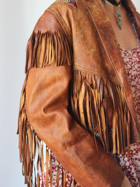 🔥🤠 WESTERN DROP EXCEPTIONNEL 🤠🔥

Des franges en mouvement, du cuir patiné, des détails qui attirent l’œil…
Ce carrousel, c’est un teasing. Des fragments choisis. Des matières. Des vibes.

Parce que ce drop, tu ne vas pas juste le voir… tu vas le ressentir.

🤍 Merci à @lissy.baldwin , ma photographe 📸d’amour, pour son travail incroyable et ses images toujours folles et aussi en collaboration pour cette collection incroyable 👢
🤍 Merci à @tutti_belt pour les bijoux et les ceintures de cette collection 💍🫅

Chaque pièce a été choisie pour son caractère :
✨ vestes à franges iconiques
✨ sacs en cuir patiné
✨ ceintures vintage made in USA
✨ chapeaux en feutre
✨ santiags originales
✨ lunettes vintage Yves Saint Laurent
✨ jupe daim des années 70

Des pièces fortes, authentiques, avec une vraie présence.
Du vintage comme on l’aime : rare, intemporel, avec du vécu.
Tu seras là demain?

⚡️ 3 mois de travail qui s’achèvent avec ce drop.
Une sélection pensée dans les moindres détails.

🗓 DIMANCHE 29 MARS
⏰ 20H00
🌐 En ligne sur mon site : lisoustreetvintage.ch

Sois prête. Les plus belles pièces partent toujours en premier…

📍 Lisou Street Vintage
Avenue de Béthusy 38B, Lausanne

🕰 Horaires boutique :
mardi–vendredi 13h–19h
samedi 11h–18h

#westernstyle #vintagefashion #madeinusa #lisoustreetvintage #vintagedrop