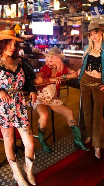 BON… on doit parler de ce shooting western 🤠

Ce drop, c’est pas juste des looks.
C’est des plans qui tombent à l’eau, des lieux refusés, des dates où rien ne s’aligne… et la vie qui s’invite au milieu de tout ça.

Mais c’est aussi ça mon travail.
S’adapter. Repenser. Continuer à créer, même quand c’est chaotique.

Et surtout… ne pas être seule 🤍
Merci à ma photographe @lissy.baldwin pour tout ce qu’elle met dans ces images, tout mon amour en cette période délicate 🫶
Merci @ana___anais & @jost.valentine , mes copines d’amour🫰❤️, et à @yayoyelloww pour son énergie et sa présence.

Ce projet, il existe aussi grâce à vous.

C’est sûrement le drop le plus intense que j’ai fait.
Et aussi celui dont je suis la plus fière.

🎯 WESTERN DROP 👢— 20:00
📍 Lisou Street Vintage
Avenue de Béthusy 38B, Lausanne

⏰ Cette semaine :
Mardi – Jeudi : 13h – 19h
Vendredi : fermé (férié)
Samedi : à confirmer (peut-être en vadrouille dans le sud 👀 pour chiné) 

#westernstyle #vintageshop #lausanne #vintagefashion #behindthescenes dropday vintageaddict smallbusinesslove