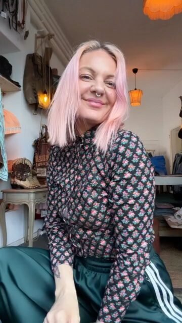 Quand mon look n’a aucun sens… mais que ça matche. ✨

70s blouse en voile de coton + Adidas + santiags = combo improbable… et pourtant 💥

📍 Lisou Street Vintage
Avenue de Béthusy 38B, Lausanne

⏱ Horaires du week-end :
Vendredi : fermé
Samedi : 12h–17h
Dimanche & lundi : fermé

#vintagestyle #70sfashion #ootdlook #vintagelook #stylemix adidasstyle streetstyle vintageootd lausanne conceptstore vintageaddict