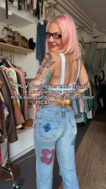 Quand tu trouves enfin LE Levi’s Made in USA parfait…
coupe de rêve, taille parfaite, délavage 90s incroyable…
et que quelqu’un s’est pris pour Picasso dessus 🌸💀

Le pire ?
Je l’adore quand même.”

Vintage Levi’s 501 • denim made in USA • fit 80s/90s parfait • vintage denim lover dream • pièce unique • straight leg jeans • authentic vintage vibes

📍Lisou Street Vintage
Avenue de Béthusy 38B, Lausanne

Lundi : fermé
Mardi : fermé
Mercredi : 14h–19h
Jeudi : fermé
Vendredi : 14h–19h
Samedi : 11h–18h