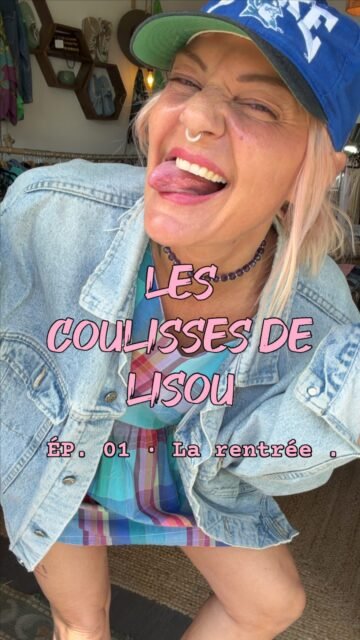 🎬 LES COULISSES DE LISOU — ÉP. 01
✨ LA RENTRÉE ✨

J’avais envie de vous montrer un peu plus de tout ce qui se passe derrière la boutique… alors c’est parti pour une nouvelle petite série : Les coulisses de Lisou 🩷

Des petits vlogs pour vous emmener avec moi dans mon quotidien, les arrivages, les changements de boutique, le sourcing, les préparations de drops… bref, tout ce que vous ne voyez pas forcément 👀✨

Et pour ce premier épisode : la rentrée ! 🎒🛍️

Après quelques semaines de pause, j’ai tout bougé, rangé le plein été, commencé à installer les nouveautés et surtout complètement repensé le merchandising de la boutique.

L’idée ? Un espace plus épuré, plus fluide, une vitrine plus dégagée et surtout des pièces encore mieux mises en valeur 🫶🏼

Il me reste encore du boulot… demain, je vous montre le résultat final 👀✨

🩷 RÉOUVERTURE MERCREDI 🩷

🕐 Horaires de la semaine :
✨ Mercredi • 14h–19h
✨ Jeudi • 14h–19h
✨ Vendredi • 14h–19h
✨ Samedi • 11h–18h

📍 Lisou Street Vintage
Avenue de Béthusy 38B, Lausanne

Trop hâte de vous retrouver et de vous emmener avec moi dans la suite des coulisses 🩷🎬✨