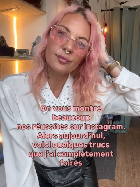 Sur Instagram, on vous montre beaucoup ce qui marche. Alors aujourd’hui, j’avais envie de faire exactement l’inverse. 🫠

Parce que derrière les jolies photos, les projets, les looks, les bonnes nouvelles et les « ça va le faire »… il y a aussi pas mal de « mais qu’est-ce que je fous ? » 😂

Cette année, j’ai procrastiné, douté, galéré, pris des décisions discutables, gagné des likes qui ne paient toujours pas mon loyer et visiblement toujours pas atteint l’âge de la sagesse. 🥲

Mais finalement, je crois que c’est aussi ça, avancer : ne pas avoir toutes les réponses et continuer quand même. 🩷

Et puis franchement… si un jour tout devient parfaitement organisé, raisonnable et sous contrôle, commencez à vous inquiéter, ce n’est probablement plus moi. 😂

Et vous, c’est quoi votre plus beau fail de l’année ? 👀

📍 Lisou Street Vintage — Lausanne
🕑 Mardi → vendredi : 14h–19h
🕚 Samedi : 11h–18h

À très vite au shop 🩷✨