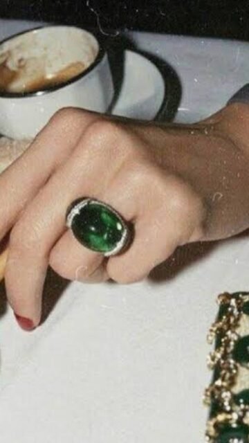 Quand tu shoots la robe vintage de tes rêves…
Une robe en cuir des années 80.
La vraie. La solide. Celle qui te donne une allure que rien ne remplace.

📍 Lisou Street Vintage – Lausanne
Avenue de Béthusy 38B

🕒 Horaires de la semaine :
• Mercredi 14h–19h
• Jeudi sur rendez-vous
• Vendredi 14h–19h
• Samedi 11h–18h

✨ Pièces uniques, sélection 80s–90s, attitude incluse.

#LisouStreetVintage #Vintage80s #RobeCuir #VintageLausanne #BoutiqueVintage #PièceUnique #ModeVintage #lausanne