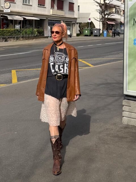 Western spirit, rock’n’roll soul 🤎✨

Une robe nuisette en dentelle toute en délicatesse 🤍
superposée à un t-shirt vintage Johnny Cash 🎸

Une veste en cuir caramel 🤎
des bottes cowboy 🤠

et quelques bijoux turquoise 💎
pour la touche finale.

Le mélange parfait entre douceur et caractère ✨
C’est ça qu’on aime dans le vintage : créer des looks uniques, libres et intemporels 🌙

🌸 La nouvelle collection printemps est disponible dès aujourd’hui à la boutique.
Venez découvrir toutes les nouvelles pièces vintage sélectionnées pour la saison ✨

📍 Lisou Street Vintage
Avenue de Béthusy 38B, Lausanne

🕒 Horaires
Mardi – Vendredi 13h–19h
Samedi 11h–18h

#vintagestyle #lookvintage #modevintage #vintagefashion #springvibes springcollection cowboyboots westernstyle johnnycash vintagelausanne lausanne lisoustreetvintage