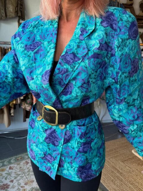 Nouveau drop qui sent le soleil, les vacances et la liberté 💙🌸

Aujourd’hui, Lisou Street Vintage se transforme en explosion de couleurs : vestes fleuries bleues ultra fortes, robes légères, foulards dans les cheveux, bandanas vibrants… chaque pièce est une vibe, chaque look est une énergie ✨

Ici, zéro noir.
Que du vivant, du lumineux, du bold 🌈

Drop dévoilé ce matin à 11h en story — maintenant dispo en boutique.
Premiers arrivés, premiers servis 💥

Envoi postal possible 📦
Paiement Twint & CB
Mise de côté avec petite participation 💌

Aujourd’hui ouverture 11h–18h
Lisou Street Vintage — Lausanne
Avenue de Béthusy 38B

colorful vintage outfits, blue floral jacket, bold vintage style, 80s 90s fashion, summer vintage looks, headscarf styling, bandana outfits, dopamine dressing, vintage Lausanne 💙