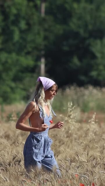 something beautiful is coming… 🌾

La nouvelle sélection vintage sera disponible demain matin dès 8h en story.

Des pièces 80s & 90s soigneusement chinées, du denim, des imprimés d’été et de belles pépites pour la saison.

Premier arrivé, premier servi.

La salopette portée dans cette vidéo est disponible en taille 36.

📦 Les colis partiront mercredi uniquement.
Je serai absente et injoignable de samedi à mardi.

📍 Lisou Street Vintage
Avenue de Béthusy 38B, Lausanne

Vendredi : 11h–19h