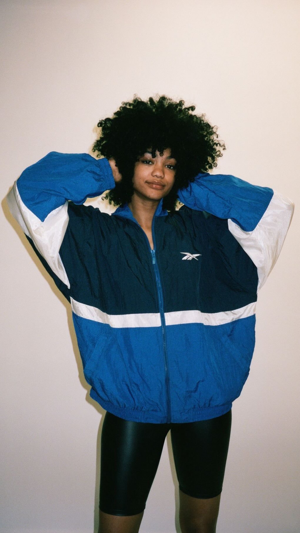 ✨🧥 7 vestes. 7 styles. 7 coups de cœur. 🩵💙🩵💙

Le vintage aura toujours une place immense dans mon cœur… mais il m’arrive aussi de craquer pour une belle pièce contemporaine lorsqu’elle est bien pensée. ✨

Dans ce réel, je vous présente 7 vestes que j’adore : des coupes intemporelles, de belles matières, des détails qui font toute la différence et des inspirations allant du sportswear au workwear, en passant par des pièces iconiques. 🫶

🐊 Parmi elles, une veste issue de la collection Made in France de Lacoste, confectionnée à Troyes, berceau historique du savoir-faire de la marque. 🇫🇷

💭 Et vous… laquelle est votre préférée ? Dites-le-moi en commentaire ! 👇🤍

📍 Lisou Street Vintage
Avenue de Béthusy 38B
1012 Lausanne 🇨🇭

🕙 Mercredi : 10h – 18h

✨ En boutique, retrouvez une sélection de vêtements vintage authentiques des années 70, 80 et 90 : Levi’s, denim, cuir, vestes, robes, chemises, accessoires et bien d’autres pépites chinées avec passion. ♻️🤎

🛍️ Chaque pièce est unique, en quantité limitée. Premier arrivé, premier servi. ✨