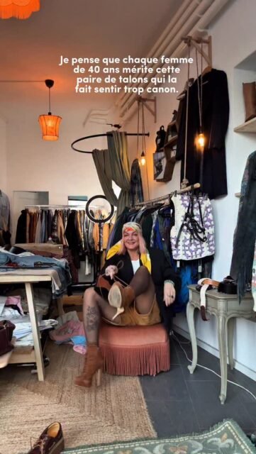 👠 Chaque femme de 40 ans devrait avoir au moins une jolie paire de talons.
Pas pour les autres.
Pour se rappeler qui elle est.
Pour se tenir droite.
Pour se sentir puissante, libre, vivante. ✨

Chez Lisou Street Vintage, on aime les pièces qui racontent une histoire… et qui élèvent, au sens propre comme au figuré 💋

🕰 Horaires de la semaine :
• Demain : 13h – 19h
• Jeudi : 13h – 19h
• Vendredi : 13h – 19h
• Samedi : 11h – 18h

📍 Lisou Street Vintage
Avenue de Béthusy 38B, Lausanne

💌 Passe essayer, marcher, ressentir.

⸻

Hashtags :
#femme40plus #talons #feminite #confianceensoi #stylefemme
#vintageaddict #vintagestyle #powerwoman #elegance
#lisoustreetvintage #lausanne #conceptstore #modevintage