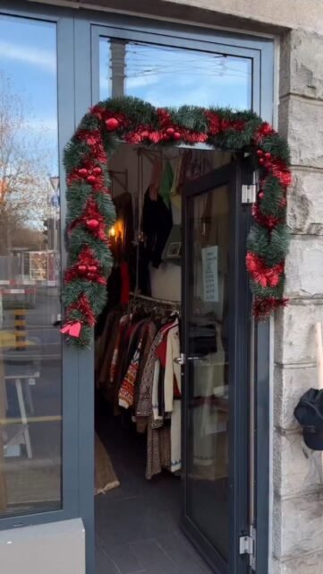 🎁 Idées cadeaux à moins de 40 CHF
Des pièces qui ont du caractère.
Du vintage, du détail, du coup de cœur.

Au shop :
💎 Boucles d’oreilles
📿 Colliers Cita
👜 Sacs vintage
🧣 Écharpes
✨ Bracelets
👔 Cravates rétro
🤍 Top en dentelle
🖤 Ceintures de chez TuttiBelt

🕒 Horaires
📍 Aujourd’hui : jusqu’à 19h
📍 Demain : 13h – 19h
📍 Samedi : 11h – 18h

✨ Viens chiner ton cadeau coup de cœur ✨

#ideescadeaux #cadeauxnoel #giftideas
#vintagecuration #shoppinglausanne
#accessoiresvintage #lisoustreetvintage #tuttibelt