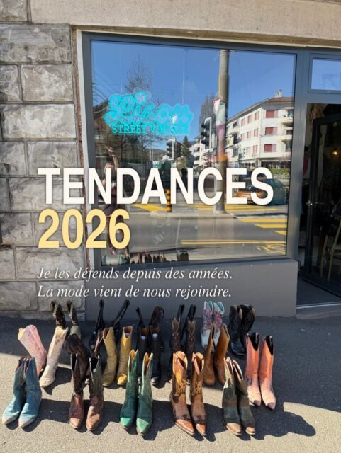 J’ai pas attendu que ce soit à la mode pour être stylée. Et vous non plus, vous n’avez pas besoin d’attendre. 😏✨

Les franges, la dentelle, les santiags… Ça fait des années que je les porte, que je vous en parle et que je vous les propose en boutique et dans mes drops.

La mode est un éternel recommencement. Alors pourquoi attendre qu’une pièce soit déclarée « tendance » pour l’aimer, la porter et l’associer à d’autres pièces de dingue ? 🔥

Amusez-vous. Mélangez. Osez les associations qui vous plaisent. Le style, c’est aussi faire confiance à ses goûts. 🩵

La mode vient de nous rejoindre. Nous, on continue. 😉

📍 Lisou Street Vintage
38B avenue de Béthusy, Lausanne

🕑 Mardi au vendredi : 14h–19h
🛍️ Samedi : 11h–18h

Et vous, quelle pièce vous portez depuis longtemps, tendance ou pas ? 👇