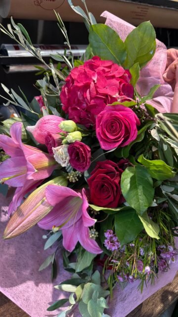 @_anpare_ @_citron.vert_ @juliaxkwx @rayasouza_ @inkspotswisstattoo_ @carlosmejiaartist 
👰💍 Quand tu as une demande en mariage au shop 🥹

J’ai beaucoup pleuré en faisant ce Réel, c’était tellement émouvant 💖

💒 Avenue de Béthusy 38B, Lausanne
—
🕓 Mercredi 14h–19h
🕓 Vendredi 14h–19h
🕓 Samedi 11h–18h

#proposal #mariage #love #vintageboutique #lausanne #momentmagique #vintagestyle #emotion #surpriseproposal #shopmoment #amour