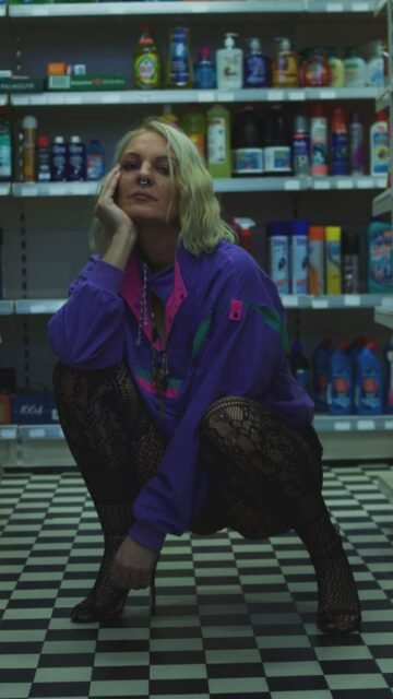 ✨ Backstage VS Résult ✨
Entre vidéos brutes & photos finalisées… le mélange parfait pour vous montrer l’envers du décor 🎥📸
Parce que derrière chaque pièce, il y a du tri, de la passion et beaucoup d’amour pour le vintage 💛

📍 Ouverture aujourd’hui : 14h – 19h
⚠️ Fermeture exceptionnelle vendredi — on ne fait pas le Black Friday et on part vous acheter des pépites ! 
On déteste, on est contre, on privilégie la qualité, le respect & la slow fashion ✊🖤

🎉 Samedi : ouverture spéciale anniversaire !
La boutique fête ses 1 an 🥳✨
➡️ Ouvert de midi à 22h pour célébrer ensemble, découvrir des pépites & boire un verre 💫

#LisouStreetVintage #VintageShop #Lausanne #SlowFashion #AntiBlackFriday #SupportLocal #VintageLovers #BehindTheScenes #BackstageToFinal #VintageStyle #BoutiqueAnniversary #sustainablefashion