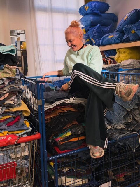 Morning sourcing for the house 🏡✨
Puis direction un rendez-vous pro 💼☕️

Ces journées-là sont exceptionnelles pour moi, parce qu’elles sont rares…
Des moments pour chiner, prendre un peu de temps pour moi, tout en restant reliée à ma passion et à mon métier ❤️
Et encore plus quand elles sont partagées avec ma bestie @ana___anais 🤍

Le sourire sur la première photo en dit long sur la joie que je ressens… et que j’aime vous transmettre ✨

Entre deux, quelques trouvailles, de l’inspiration… et beaucoup de nouveautés qui arrivent 👀

👉 Dans ce carrousel, il y a aussi une petite photo surprise…
Disons simplement qu’un drop exceptionnel arrive début avril ✈️🔥 (les plus attentifs comprendront 😉)

En boutique en ce moment :
✨ + de 200 nouvelles pièces installées
✨ encore énormément de nouveautés
✨ et un nouveau drop arrive samedi matin

Je vous attends nombreux ❤️

📍 Lisou Street Vintage
Avenue de Béthusy 38B, Lausanne

🕰 Cette semaine :
Mardi – Vendredi 13h–19h
Samedi 11h–18h

#lisoustreetvintage #vintagestyle #vintageshop #newarrivals#slowfahion