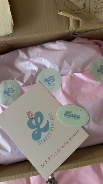 On croit que le vintage, c’est juste chiner.
Mais le vrai travail commence bien avant 🧺

Laver, détacher, réparer, repasser…
Des heures de travail pour redonner vie à chaque pièce vintage ✨

Sourcing, sélection, nettoyage, restauration textile, seconde main, pièces uniques — rien n’arrive en boutique par hasard.

Derrière chaque vêtement : du temps, du soin, et une vraie exigence ♻️
C’est ça, le vrai vintage.

📍 Lisou Street Vintage — Lausanne
Avenue de Béthusy 38B

🕰️ Horaires :
mardi, mercredi, vendredi 14h–19h
jeudi 14h–16h
samedi 11h–18h