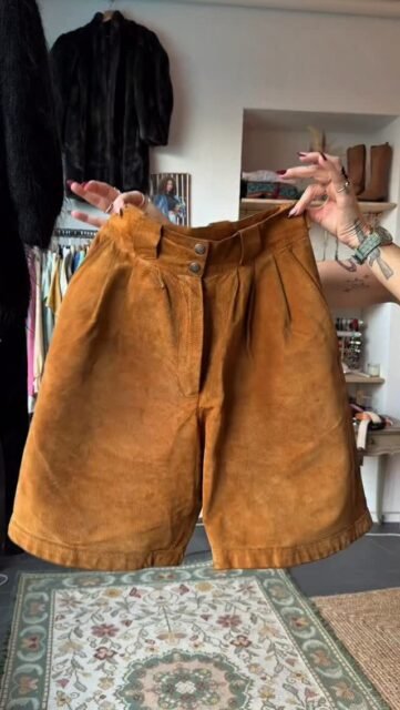 1 bermuda, 4 looks 🖤
Une seule pièce, mille possibilités ✨
Du cool au chic, le bermuda se transforme selon l’allure.
Quel look est ton préféré ? 👀🔥

👖 1 pièce
🪄 4 outfits
💥 même vibe : le style

📍 Horaires de la boutique – Lisou Street Vintage

🗓 Vendredi 19 décembre : 13h – 19h
🗓 Samedi 20 décembre : 11h – 18h

🗓 Lundi 22 décembre : 14h – 19h
🗓 Mardi 23 décembre : 13h – 19h
🗓 Mercredi 24 décembre : 11h – 15h

Viens jouer avec les silhouettes,
le vintage, c’est surtout une question d’attitude ✨🖤

#unepiecequatrelooks #bermuda #vintageoutfit #vintagestyle
#lisoustreetvintage outfitinspo lausanne slowfashion
lookdujour vintageaddict 🧷✨

Tu préfères quel look?