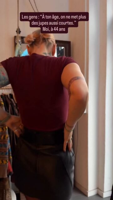 À ton âge, on ne met plus de jupe aussi courte.
Moi, à 44 ans : ne laissez personne vous dire ce que vous devez porter. ✨
Portez ce qui vous fait vibrer. La mode n’a pas d’âge. 💃💥 

📍 Lisou Street Vintage
Avenue de Béthusy 38B – Lausanne
🕒 Horaires :
• Mercredi 14h–19h
• Jeudi sur rendez-vous 📞
• Vendredi 14h–19h
• Samedi 11h–18h

#44ansEtStylée #JupeCourte #FashionHasNoAge #ConfianceEnSoi #BodyPositive #VintageStyle #WomenOver40 #StyleLibre #EmpowermentFéminin #SelfLove #ModeSansRègles #Ose #LisouStreetVintage #LausanneVintage #BoutiqueVintage