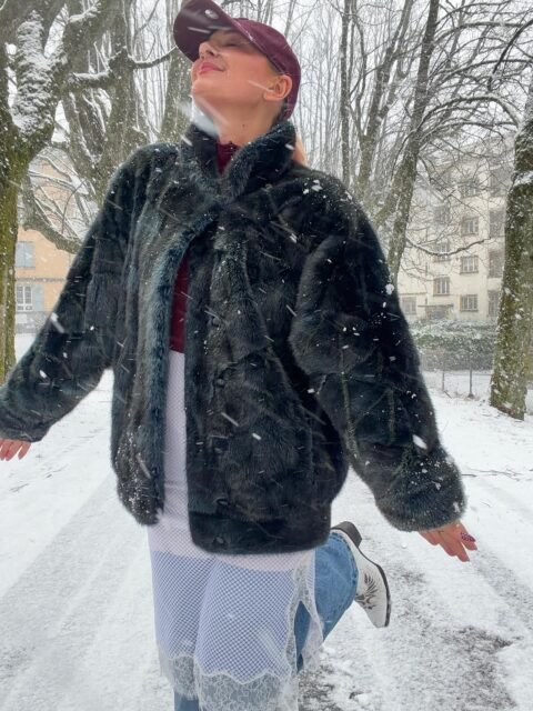 ❄️
Ce début d’année a un goût particulier.
Il y a le froid, le silence, la neige… et tout ce qui se passe à l’intérieur.

Depuis quelques mois, beaucoup de choses changent.
Compter uniquement sur son entreprise, ne pas savoir exactement ce que la fin du mois réserve, sentir la peur et l’anxiété jouer avec la confiance… ce n’est pas toujours facile à porter.

Il y a des jours où je doute.
Des moments où je me demande si je fais les bons choix.
Et malgré tout, j’avance.

J’essaie de rester forte, même quand ça tremble.
De me rappeler pourquoi j’ai commencé.
De me faire confiance, même quand c’est inconfortable.

Cette année sera une année de changements.
Pas forcément simples, mais nécessaires.
Et même si tout n’est pas clair, je choisis d’y croire.

Faire confiance au chemin, même quand il est flou.
Continuer, même avec la peur.
Avancer, un pas après l’autre ✨

#entrepreneuse
#changementdevie
#faireconfiance
#resilience
#croireensoi