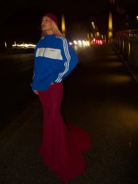 Ma créativité n’est pas figée, elle évolue avec moi.
🍒💙
Je pars toujours du vintage, parce que j’aime les pièces qui ont déjà une histoire,
et ce qui me fait vibrer, c’est de les faire exister maintenant.

@adidasoriginals 
Relier le passé aux tendances actuelles,
tester, mélanger, oser,
jusqu’à créer des looks qui me ressemblent :
libres, contrastés, iconiques.

C’est là que ma passion se joue,
dans ce mouvement permanent

🎶 Liberian Girl — Michael Jackson

📸 @lissy.baldwin 

🧥 Veste Adidas vintage années 90
• Taille : M/L
• Prix : 69 CHF
• En vente à la boutique

⸻

📍 Lisou Street Vintage
Avenue de Béthusy 38B, Lausanne

🕰 Cette semaine
• Mercredi : 14h–19h
• Jeudi : sur rendez-vous
• Vendredi : 14h–19h
• Samedi : 11h–18h

✨ Nouveaux horaires dès le 11 février
• Mardi–vendredi : 13h–19h
• Samedi : 11h–18h

#vintageiconic #modernvintage #creativeprocess #vintagevision #lisoustreetvintage