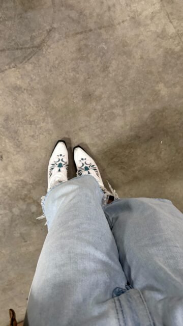 Quand tu as travaillé pendant 12 heures… et que ton cerveau disjoncte 🫠💃
Alors tu danses un peu dans la boutique pour relancer l’énergie ⚡️

🤎 La veste que je porte :
veste en yak de Mongolie vintage, taille S/M,
disponible à partir de demain à la boutique.

✨ Ouvertures exceptionnelles cette semaine :
Demain : 10h–19h
Samedi : 11h–18h

📍 Lisou Street Vintage
Avenue de Béthusy 38B, Lausanne

#lausanne #vintagestyle #secondemain #vintageboutique #lisoustreetvintage