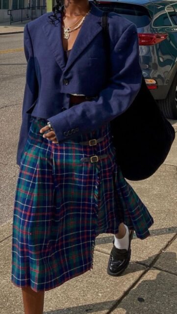 Le jean 901, c’est une vraie pièce d’histoire 👖

Créé à la fin des années 80, il se distingue par sa taille haute flatteuse, sa coupe droite légèrement fuselée et surtout par la qualité de sa toile denim, épaisse et résistante.

À l’époque, la fabrication privilégiait des matières durables et des finitions solides… ce qui explique pourquoi ces jeans traversent encore les décennies aujourd’hui ✨

Un essentiel vintage, intemporel et facile à porter au quotidien 🤍

📍 Lisou Street Vintage
Avenue de Béthusy 38B, Lausanne

🕙 Horaires

Aujourd’hui : 10h–19h
Demain : 11h–18h

Nouveaux horaires dès le 11 février :
Mardi–vendredi : 13h–19h
Samedi : 11h–18h

#vintagejean #levisvintage #denimlover #vintagestyle #lausanne