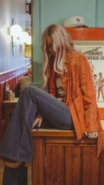 Comment reconnaître une vraie pièce vintage ? ✨

On regarde souvent l’extérieur : la coupe, la couleur, le style…
Mais la vraie magie se cache souvent à l’intérieur 🤍

Une belle doublure, des coutures soignées, une matière choisie pour durer…
Ce sont ces détails invisibles qui permettent à un vêtement de traverser les années, parfois même les décennies.

Le vintage, ce n’est pas seulement une question de style.
C’est une histoire de temps, de qualité… et d’émotion.
Et ça, ça se regarde aussi de l’intérieur 🪡

📍 Lisou Street Vintage
Avenue de Béthusy 38B, Lausanne

🕰 Mardi–vendredi 13h–19h
Samedi 11h–18h

#vintage #slowfashion #modevintage #lausanne #secondemain