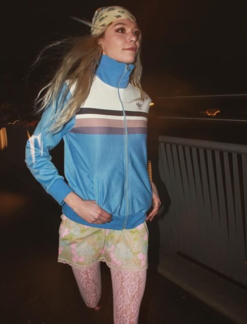 Ma muse dans les rues, lumière nocturne et souffle 80s ✨
Ses photos sont juste incroyables… merci @jost.valentine pour cette énergie qui fait vivre cette veste Adidas des années 80´s 🤍

📸 @lissy.baldwin 
C’est elle qui capture l’instant, crée l’ambiance et donne à cette série son regard si juste, presque cinématographique.

Veste Adidas vintage années 80´s
Taille S
75 CHF
Disponible en boutique 🕊️

Lisou Street Vintage
Avenue de Béthusy 38B, Lausanne
Mardi–vendredi 13h–19h
Samedi 11h–18h

#vintageadidas #70sfashion #vintagelausanne #lisoustreetvintage #vintagestyle