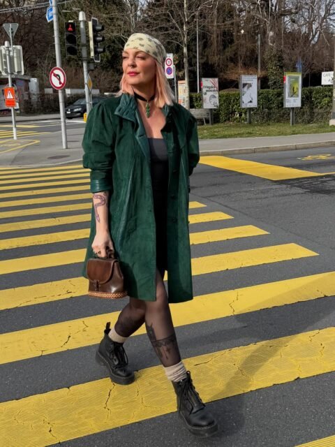 Green mood 💚

Veste vintage années 80, pièce hyper rare qu’on ne croise presque jamais.
Sa couleur vert profond, et surtout sa bimatière daim & cuir, lui donnent ce caractère unique qu’on aime tant dans le vrai vintage.

Une pièce forte, faite pour durer, et pour être portée longtemps.

À retrouver chez Lisou Street Vintage ♻️
📍 Avenue de Béthusy 38B, Lausanne

🕒 Horaires dès le 11 février
Mardi – vendredi : 13h–19h
Samedi : 11h–18h

#lisoustreetvintage #vintagelausanne #vestevintage #annees80 #cuirvintage greenmood slowfashion secondemain vintagestyle lausanne