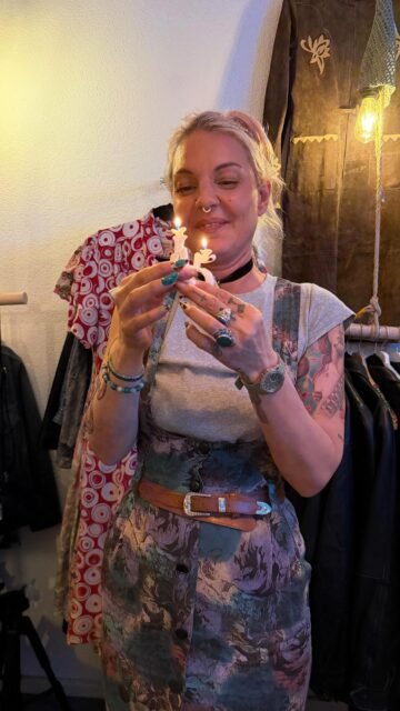 Birthday surprise à la fermeture… mes potes ont visiblement cru que la boutique était une discothèque. 😂

On danse, on rigole, et la boutique se transforme en club le temps d’un instant 💃🕺✨

📍 Lisou Street Vintage
Avenue de Béthusy 38B, Lausanne

🕒 Horaires (dès le 11 février) :
Mardi–vendredi : 13h–19h
Samedi : 11h–18h

#birthdayvibes #vintagestyle #lausanne #vintageboutique #goodvibes partytime conceptstore retrostyle vintage90s fun