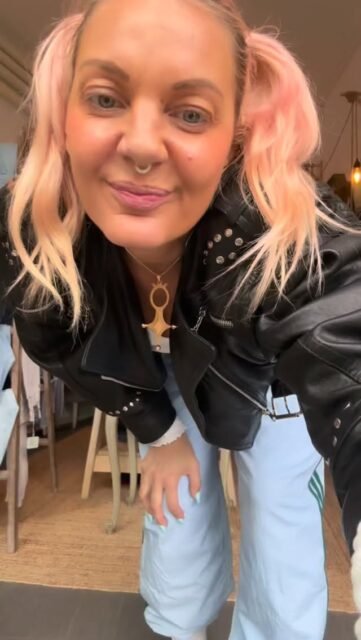 J’ai une boutique vintage et JE M’EN FOUS…

Et j’ai envie que tu le saches 💛

👉 Je m’en fous que tu essayes 10 pièces et que tu repartes sans rien
👉 Je m’en fous que tu hésites pendant une heure
👉 Je m’en fous que tu connaisses pas ta taille
👉 Je m’en fous que tu trouves que c’est “un peu cher”
👉 Je m’en fous que tu viennes juste pour regarder
👉 Je m’en fous que tu me dises “je vais réfléchir” et que tu reviennes jamais
👉 Je m’en fous que tu prennes un rendez-vous pour être tranquille le matin
👉 Je m’en fous que tu aies besoin de temps juste pour toi dans la boutique

Ici, tu peux prendre ton temps.
Essayer, hésiter, changer d’avis.

Je ne suis pas là juste pour vendre.
Et certainement pas pour te faire repartir avec une pièce qui finira au fond de ton placard.

Si ce n’est pas un vrai coup de cœur, je préfère que tu la laisses ici.

Ce qui compte pour moi, c’est que tu trouves TON style.
Une pièce qui te correspond vraiment, que tu ne verras pas partout.

Par contre…

✨ Je veux que tu respectes le vintage
✨ Je veux que tu comprennes la valeur des pièces
✨ Je veux que tu choisisses avec intention
✨ Je veux que tu te sentes stylée
✨ Je veux que tu te sentes bien dans ton corps avec ce que tu portes

💛

📍 Lisou Street Vintage
Avenue de Béthusy 38B, Lausanne

🕒 Horaires
Mardi – Vendredi : 13h – 19h
Samedi : 11h – 18h

#lisoustreetvintage #vintage #vintagestyle #lausanne #secondemain slowfashion modevintage styleunique