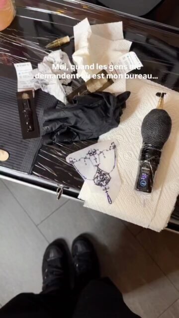 Moi, quand on me demande où est mon bureau… 🤡🕳️
Spoiler : là où je peux, comme je peux 😅 (multitasking niveau expert pendant un tattoo 💉🔥)

Un immense merci @oramoona pour ce tatouage sublime 🩷🩷🩷🩷
Un trop beau cadeau d’anniversaire, je suis trop heureuse 🥹✨

📍 Avenue de Béthusy 38B, Lausanne

⏰ Horaires de la semaine :
Mardi : 13h–16h
Mercredi : 14h–19h
Jeudi : 14h–19h
Vendredi : 14h–19h
Samedi : 11h–18h

Passe me voir (promis, je serai peut-être dans une position plus classique 😂)

#lausanne #vintagefashion #secondemain #conceptstore #tattoolife