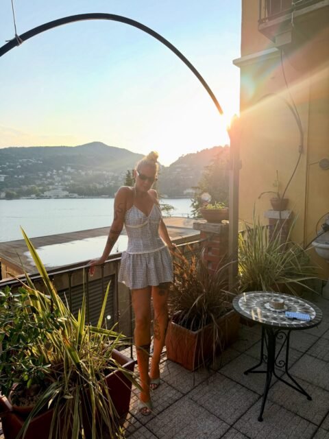Petite parenthèse au lac de Côme, en Italie. 🇮🇹✨
Prendre un peu de recul, ralentir le rythme et revenir avec de nouvelles inspirations. 🌿☀️
Il suffit parfois de changer d’horizon pour revenir avec des idées plein la tête. 💛
On se retrouve très vite pour la suite des aventures de Lisou Street Vintage. 🤍
