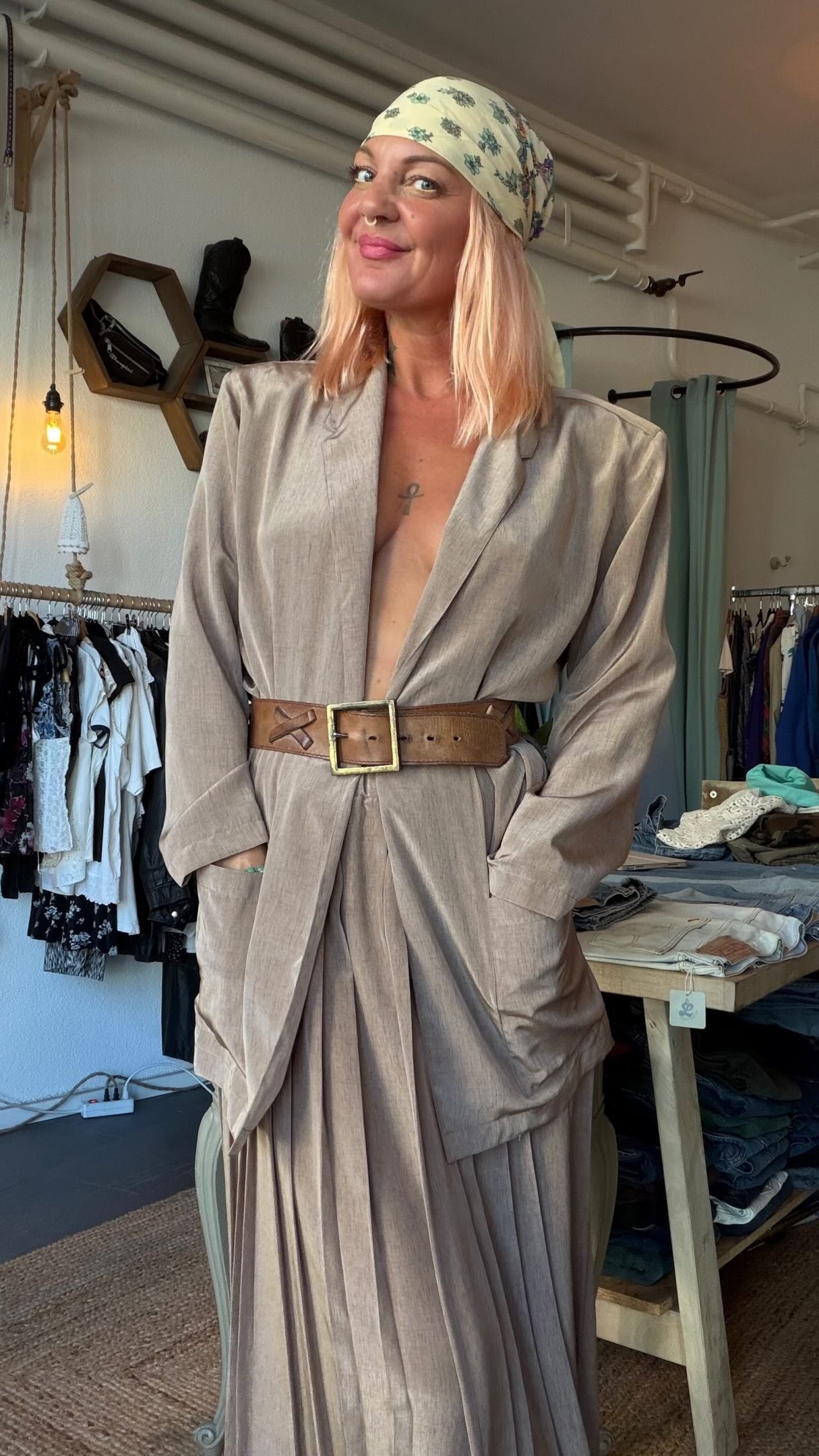 🤎 Le style n’a rien à voir avec une étiquette.

Une pièce peut être classique, chic, sage… peu importe. L’essentiel, c’est la façon dont on choisit de la porter.

Détourner les codes, mélanger les époques, ajouter un foulard, une ceinture, porter une veste autrement… C’est là que le vêtement prend une autre dimension. ✨

Parce qu’avoir du style, ce n’est pas suivre des règles. C’est s’approprier les vêtements, les porter avec sa personnalité, son originalité et surtout son authenticité. 🤎

Ici, un ensemble vintage Gérard Darel — Made in France 🇫🇷, classique à première vue… mais tout dépend de la façon dont on le porte.

Le vêtement donne la base. Le style, c’est vous. 🤎

🛍️ Disponible dès demain en boutique
🕚 Samedi 11h–18h
📍 Lisou Street Vintage — Escaliers de Billens 2, Lausanne
🤎✨