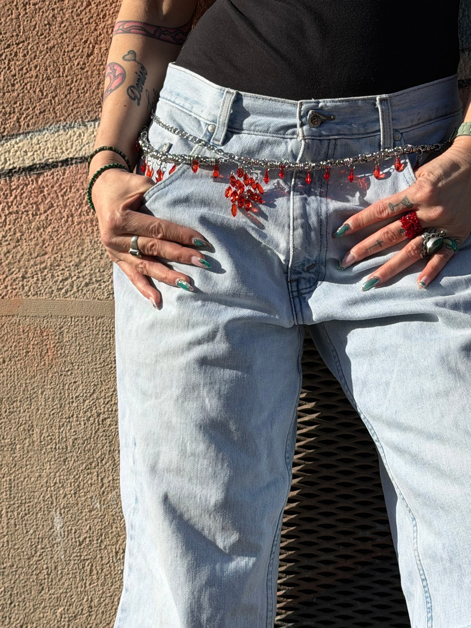 Ceinture bijoux argentée à breloques rouges