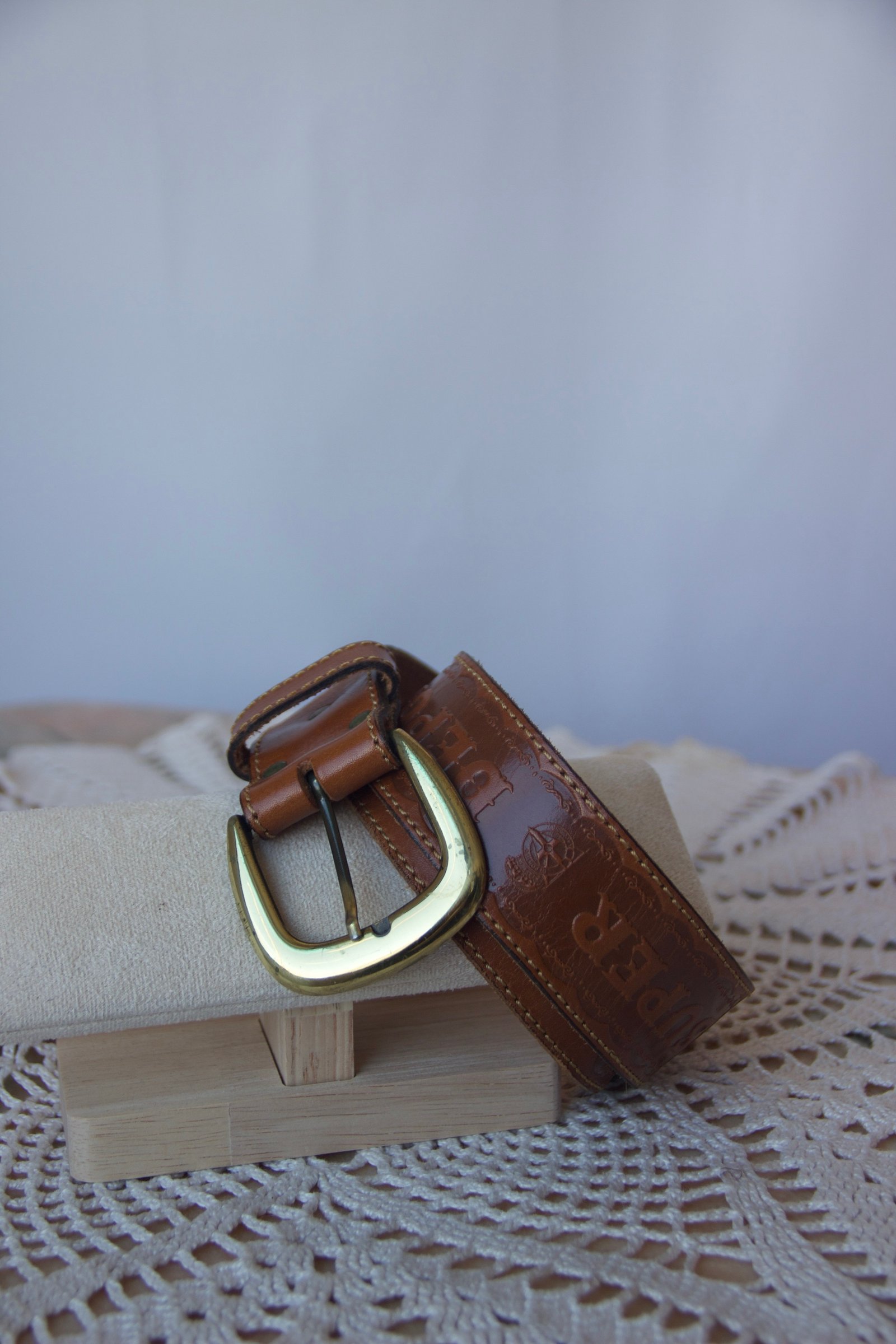 Ceinture vintage en cuir marron – boucle dorée