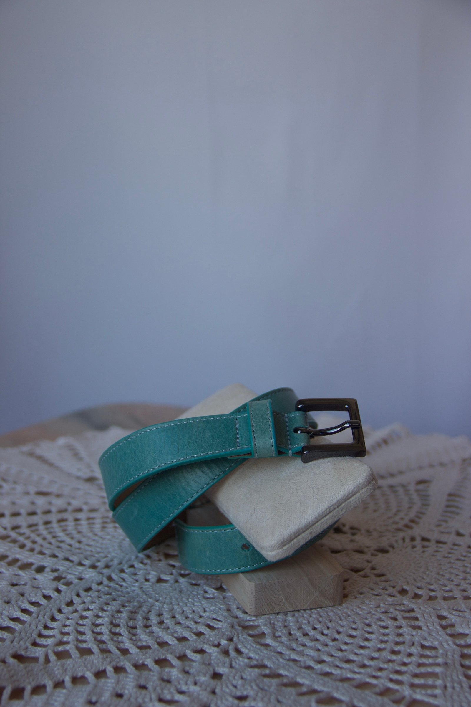 Ceinture vintage en cuir turquoise – boucle noire