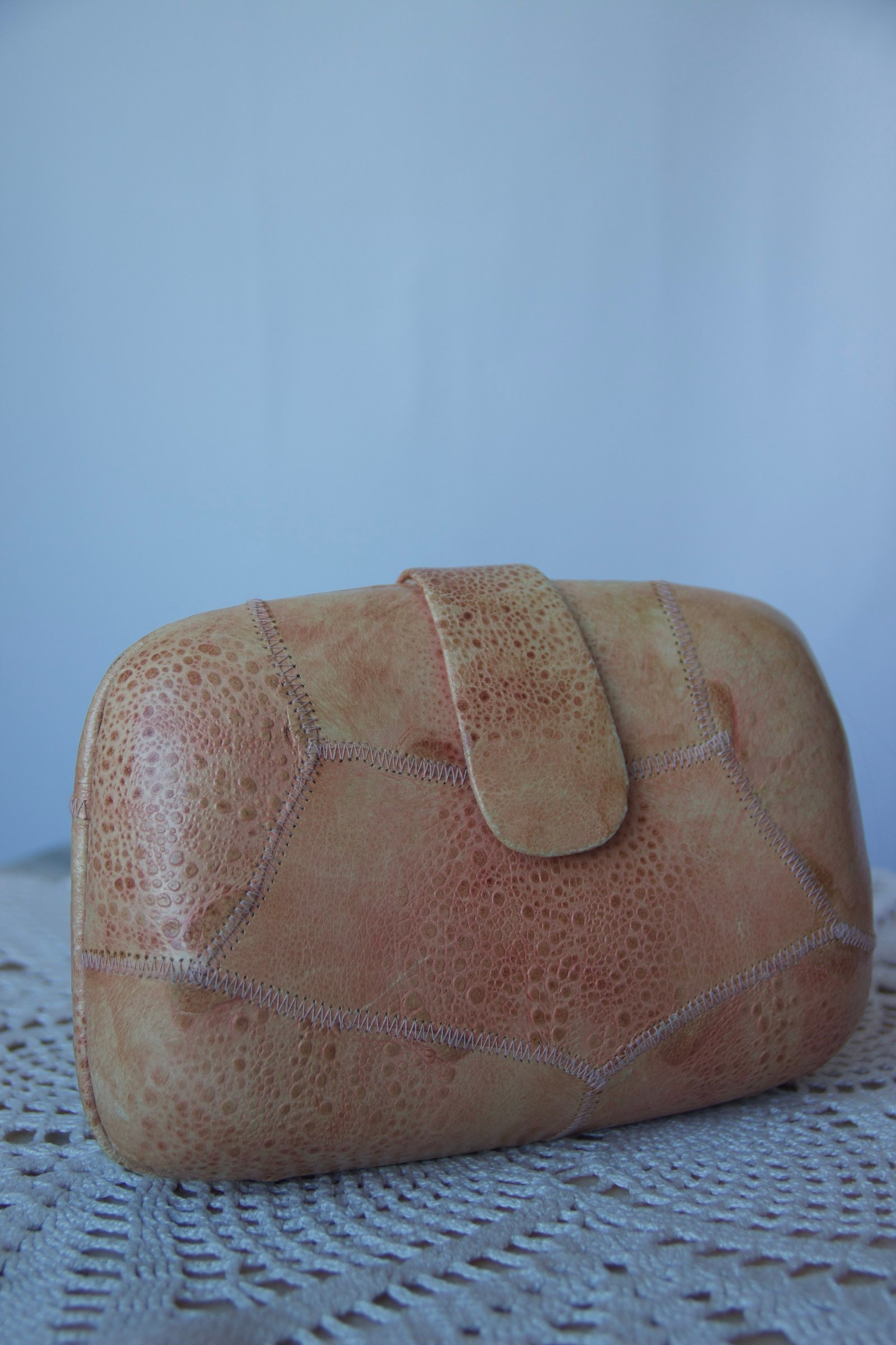 Pochette vintage en cuir de grenouille patchwork – teinte rosée