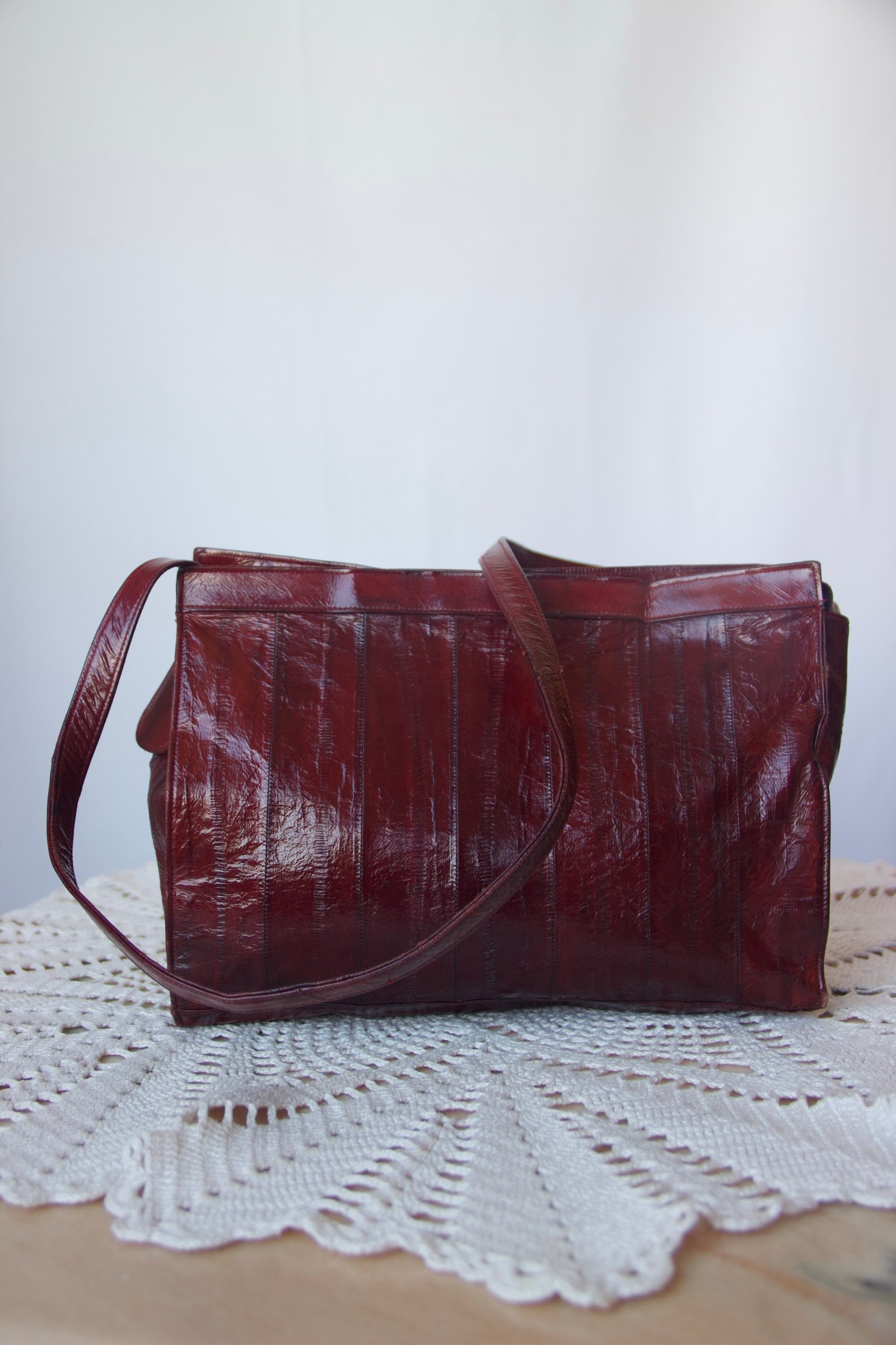 Sac bandoulière / pochette en peau d’anguille cramoisie
