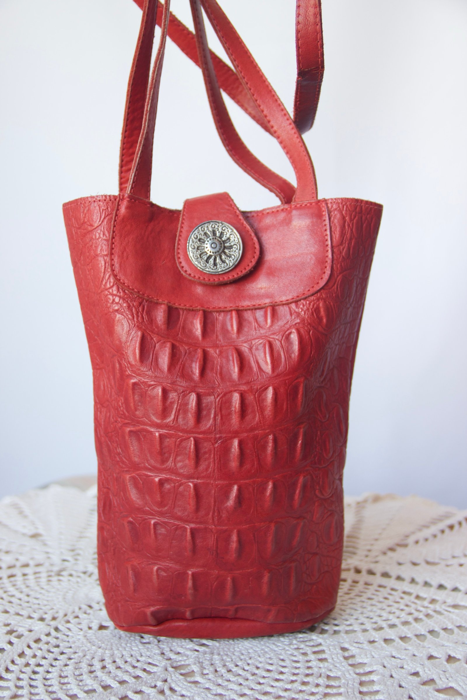 Sac bandoulière vintage rouge en cuir d’aligator