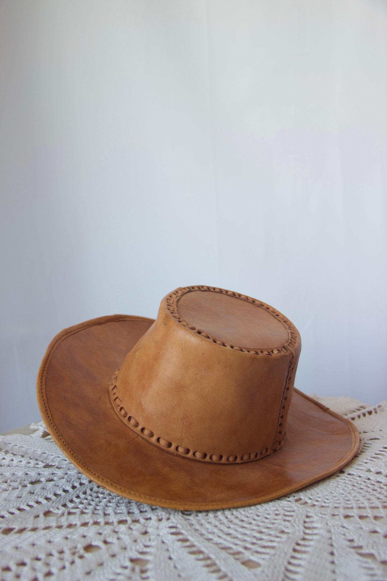 Chapeau western vintage en cuir suédé camel – fabrication artisanale