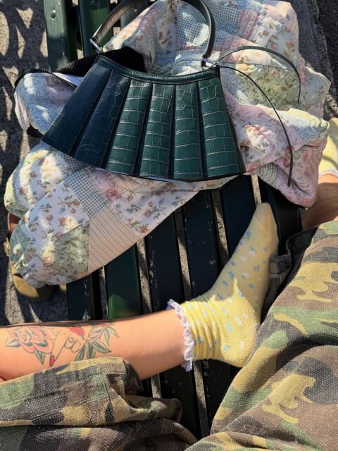 Le printemps revient doucement
et avec lui l’envie de ralentir un peu 🌿

prendre le temps
marcher, observer, respirer

et porter des pièces qu’on aime vraiment

mon nouveau bermuda coup de cœur de chez @vereya 💛
facile, confortable, et juste parfait pour les beaux jours

⸻

La boutique est ouverte cette semaine :
mardi 13h–19h
vendredi 13h–19h
samedi 11h–18h

📍 Avenue de Béthusy 38B, Lausanne

⸻

#vintagestyle #springvibes #lausanne #vintagefashion #slowfashion 90sstyle secondhandstyle